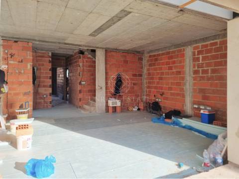 Moradia Geminada T4 Nova com Piscina e 3 Suítes em Redondos | Fernão Ferro