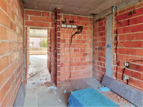 Moradia Geminada T4 Nova com Piscina e 3 Suítes em Redondos | Fernão Ferro