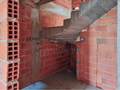 Moradia Geminada T4 Nova com Piscina e 3 Suítes em Redondos | Fernão Ferro