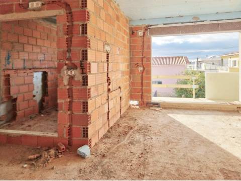 Moradia Geminada T4 Nova com Piscina e 3 Suítes em Redondos | Fernão Ferro