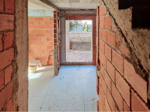 Moradia Geminada T4 Nova com Piscina e 3 Suítes em Redondos | Fernão Ferro