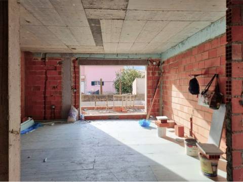 Moradia Geminada T4 Nova com Piscina e 3 Suítes em Redondos | Fernão Ferro