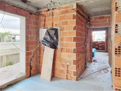 Moradia Geminada T4 Nova com Piscina e 3 Suítes em Redondos | Fernão Ferro