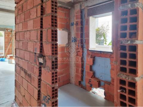 Moradia Geminada T4 Nova com Piscina e 3 Suítes em Redondos | Fernão Ferro