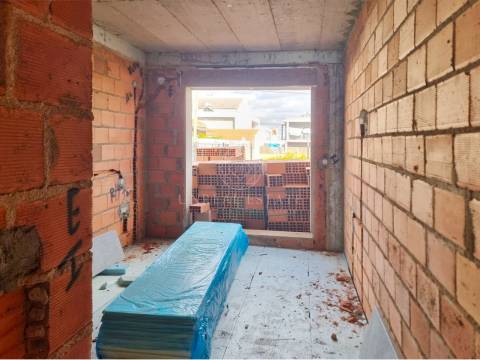 Moradia Geminada T4 Nova com Piscina e 3 Suítes em Redondos | Fernão Ferro