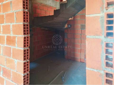 Moradia Geminada T4 Nova com Piscina e 3 Suítes em Redondos | Fernão Ferro