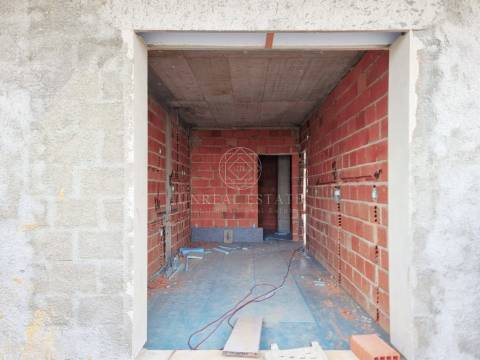 Moradia Geminada T4 Nova com Piscina e 3 Suítes em Redondos | Fernão Ferro