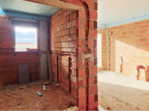 Moradia Geminada T4 Nova com Piscina e 3 Suítes em Redondos | Fernão Ferro