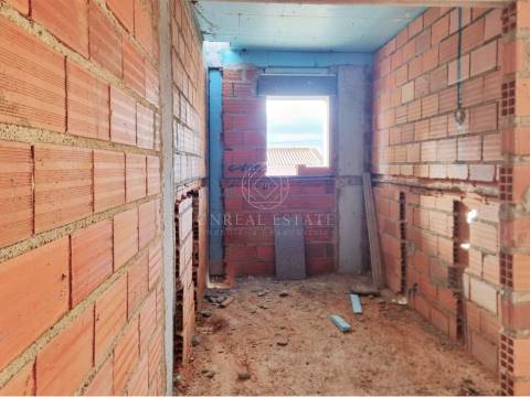 Moradia Geminada T4 Nova com Piscina e 3 Suítes em Redondos | Fernão Ferro