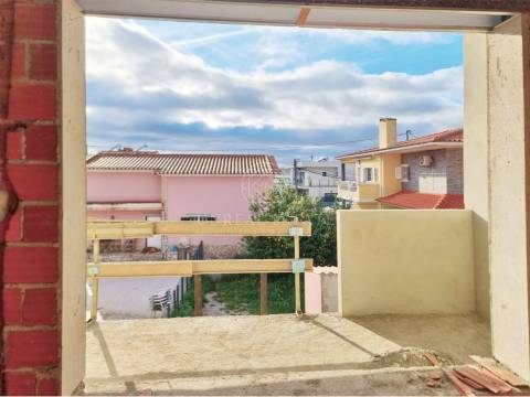 Moradia Geminada T4 Nova com Piscina e 3 Suítes em Redondos | Fernão Ferro