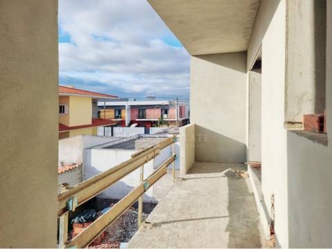 Moradia Geminada T4 Nova com Piscina e 3 Suítes em Redondos | Fernão Ferro