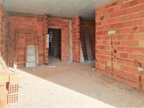 Moradia Geminada T4 Nova com Piscina e 3 Suítes em Redondos | Fernão Ferro