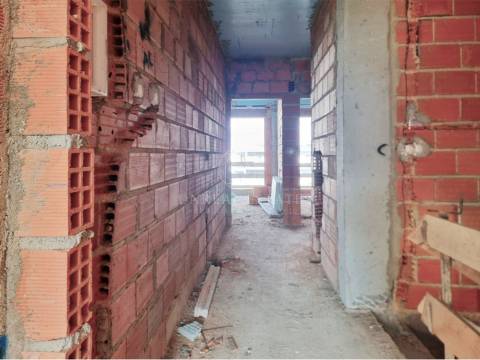 Moradia Geminada T4 Nova com Piscina e 3 Suítes em Redondos | Fernão Ferro