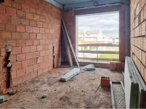 Moradia Geminada T4 Nova com Piscina e 3 Suítes em Redondos | Fernão Ferro