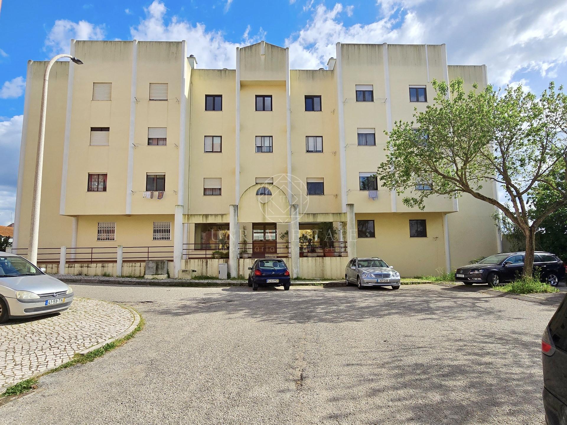 Apartamento T3 em Remodelação com Terraço de 80 m² e Parqueamento | Setúbal