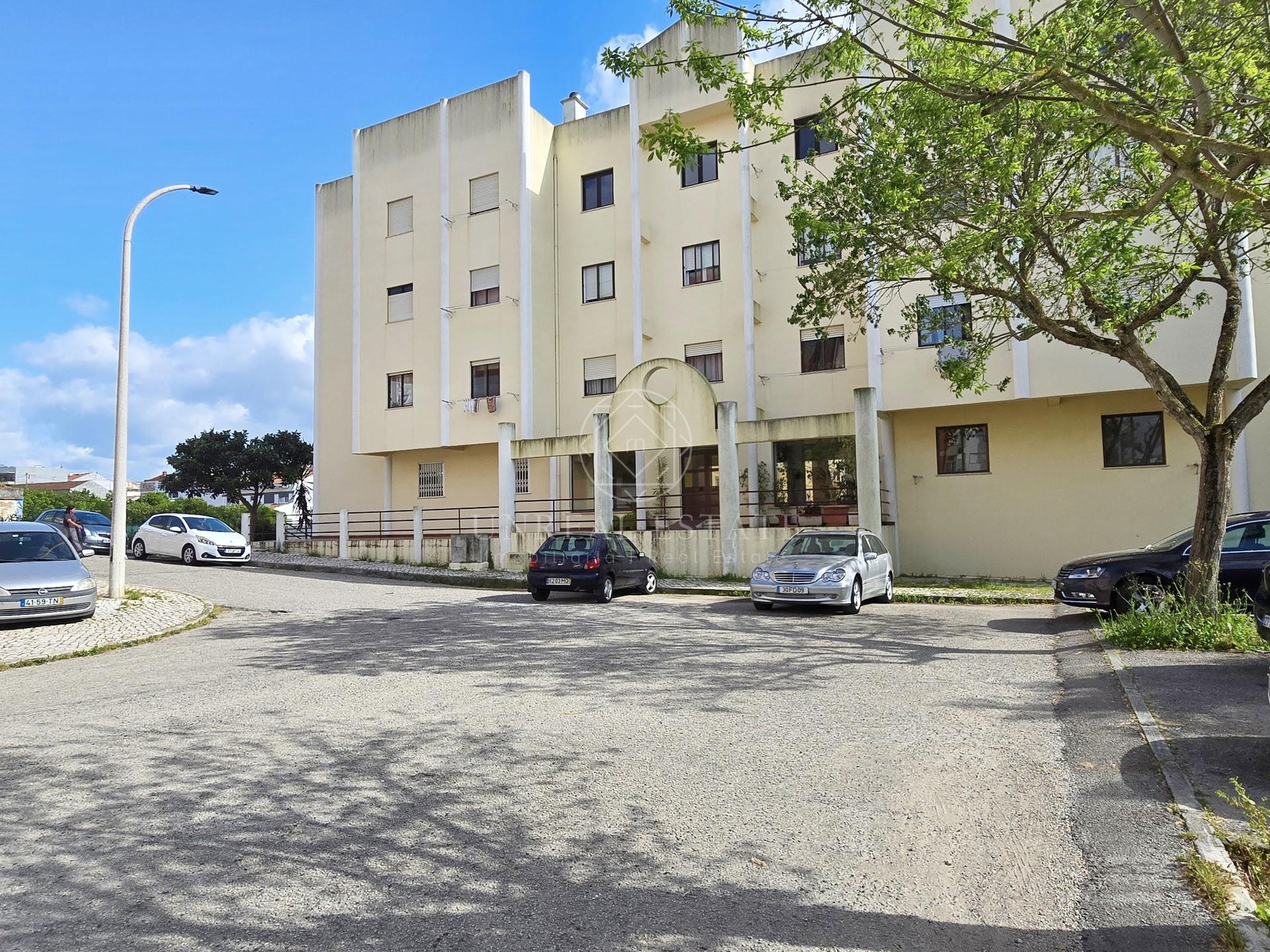 Apartamento T3 em Remodelação com Terraço de 80 m² e Parqueamento | Setúbal