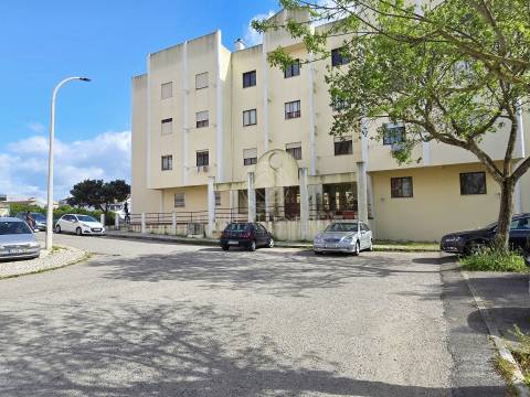 Apartamento T3 em Remodelação com Terraço de 80 m² e Parqueamento | Setúbal