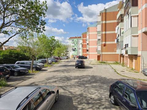 Apartamento T3 em Remodelação com Terraço de 80 m² e Parqueamento | Setúbal