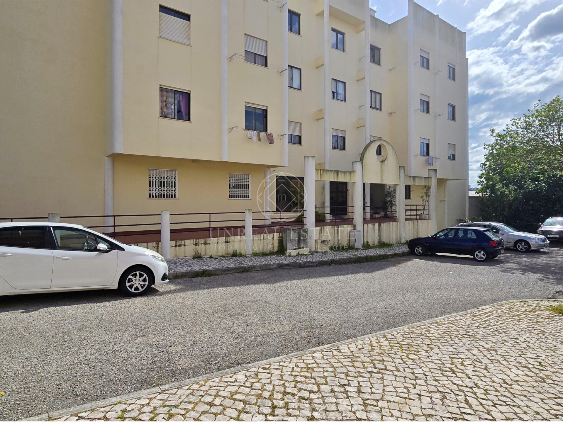 Apartamento T3 em Remodelação com Terraço de 80 m² e Parqueamento | Setúbal