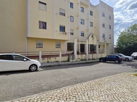 Apartamento T3 em Remodelação com Terraço de 80 m² e Parqueamento | Setúbal