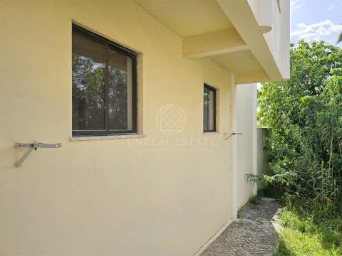 Apartamento T3 em Remodelação com Terraço de 80 m² e Parqueamento | Setúbal