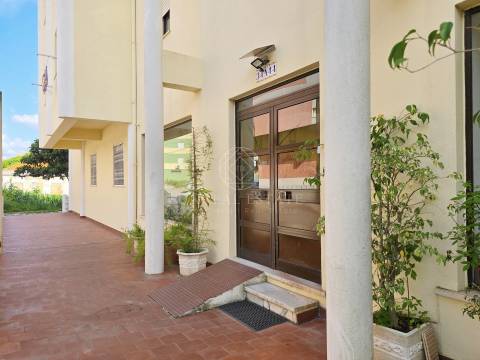 Apartamento T3 em Remodelação com Terraço de 80 m² e Parqueamento | Setúbal