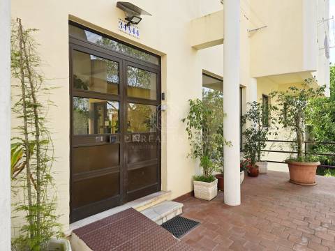 Apartamento T3 em Remodelação com Terraço de 80 m² e Parqueamento | Setúbal