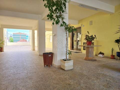 Apartamento T3 em Remodelação com Terraço de 80 m² e Parqueamento | Setúbal