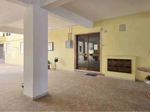 Apartamento T3 em Remodelação com Terraço de 80 m² e Parqueamento | Setúbal