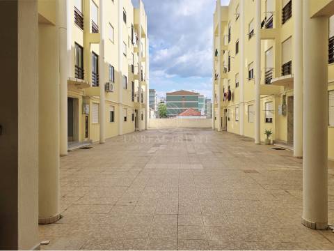Apartamento T3 em Remodelação com Terraço de 80 m² e Parqueamento | Setúbal