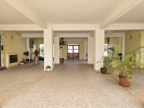 Apartamento T3 em Remodelação com Terraço de 80 m² e Parqueamento | Setúbal