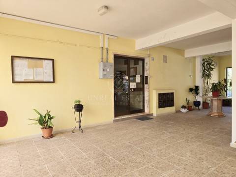 Apartamento T3 em Remodelação com Terraço de 80 m² e Parqueamento | Setúbal