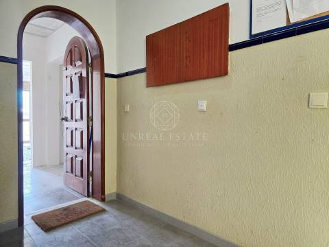 Apartamento T3 em Remodelação com Terraço de 80 m² e Parqueamento | Setúbal