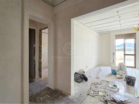 Apartamento T3 em Remodelação com Terraço de 80 m² e Parqueamento | Setúbal