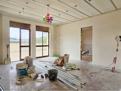 Apartamento T3 em Remodelação com Terraço de 80 m² e Parqueamento | Setúbal