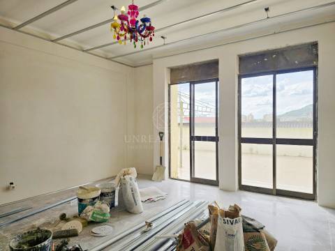 Apartamento T3 em Remodelação com Terraço de 80 m² e Parqueamento | Setúbal