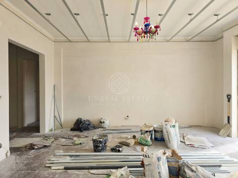 Apartamento T3 em Remodelação com Terraço de 80 m² e Parqueamento | Setúbal