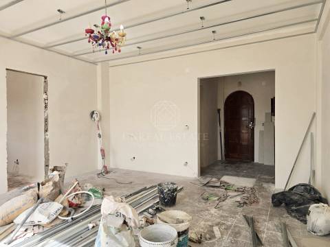 Apartamento T3 em Remodelação com Terraço de 80 m² e Parqueamento | Setúbal