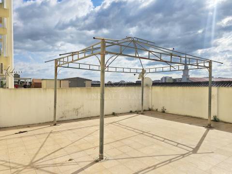 Apartamento T3 em Remodelação com Terraço de 80 m² e Parqueamento | Setúbal