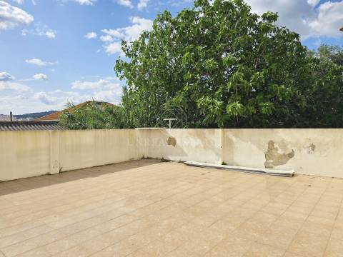 Apartamento T3 em Remodelação com Terraço de 80 m² e Parqueamento | Setúbal