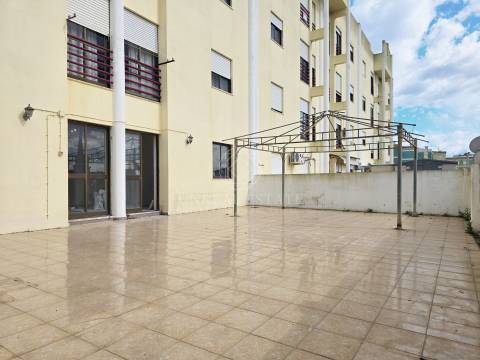 Apartamento T3 em Remodelação com Terraço de 80 m² e Parqueamento | Setúbal