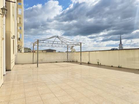 Apartamento T3 em Remodelação com Terraço de 80 m² e Parqueamento | Setúbal
