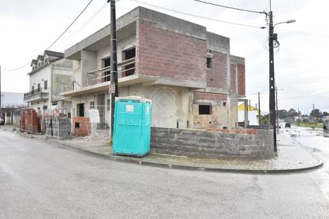 Moradia Geminada T4 de gaveto, localizada no Pinhal General, Fernão Ferro - Seixal