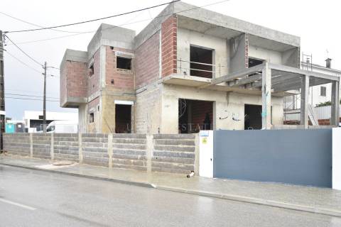 Moradia Geminada T4 de gaveto, localizada no Pinhal General, Fernão Ferro - Seixal