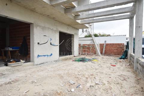 Moradia Geminada T4 de gaveto, localizada no Pinhal General, Fernão Ferro - Seixal