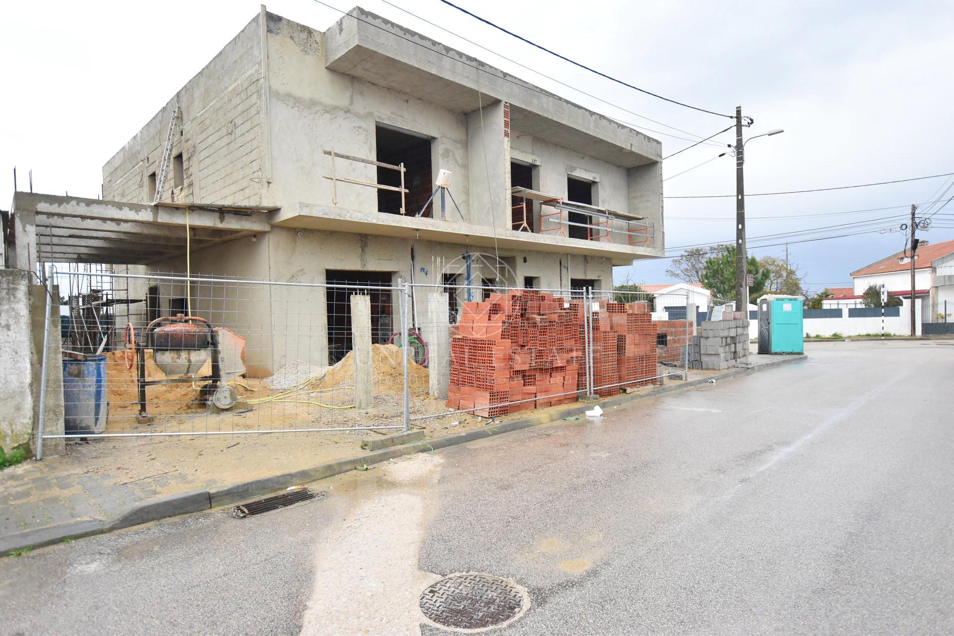 Moradia T3 com duas Suítes e Pérgola localizada em Pinhal do General, Fernão Ferro - Seixal