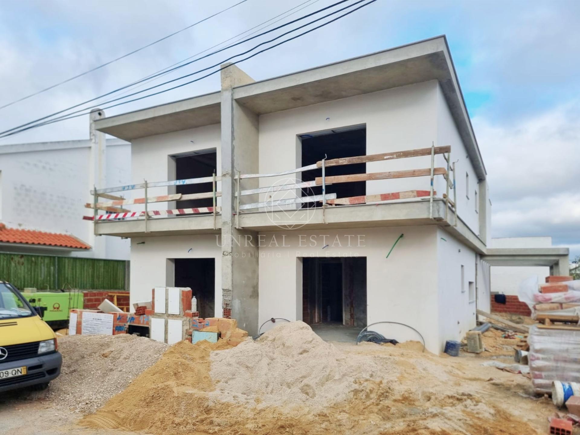 Moradia Geminada T3 com duas Suítes e zona de lazer, localizada no Pinhal General, Fernão Ferro