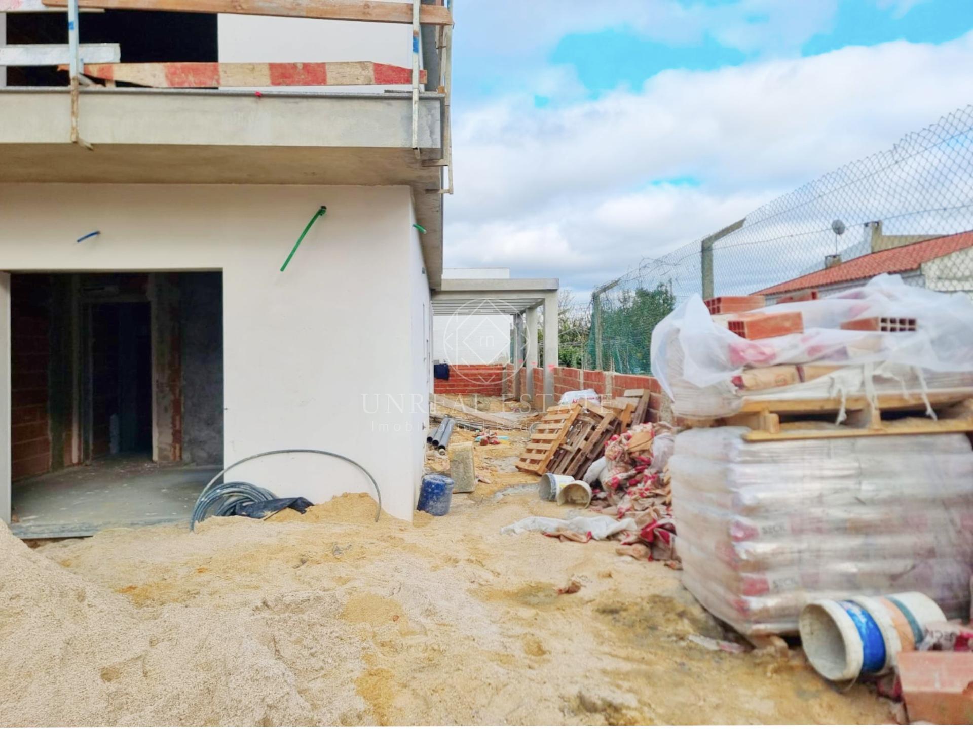 Moradia Geminada T3 com duas Suítes e zona de lazer, localizada no Pinhal General, Fernão Ferro