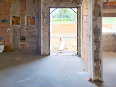 Moradia Geminada T3 com duas Suítes e zona de lazer, localizada no Pinhal General, Fernão Ferro