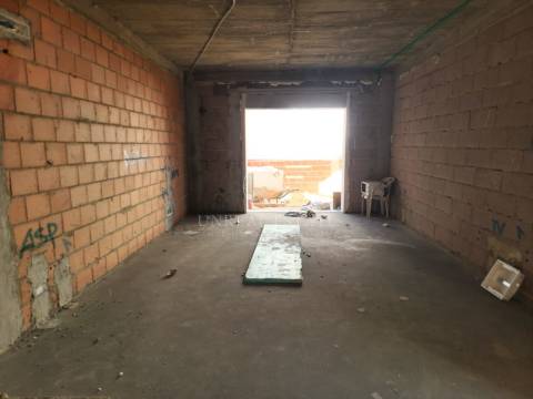 Moradia Geminada T3 com duas Suítes e zona de lazer, localizada no Pinhal General, Fernão Ferro